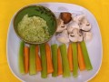 Gegrillter Auberginen-Spinat-Gartensalat mit veganem Tofu-Gebäck