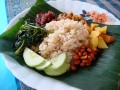 Okras recheadas de temperos e pulao verde indiano (em Hindi)