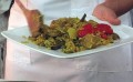 Salada mediterrânea com pão, abobrinhas com nozes e hummus bi tahina (em Espanhol)
