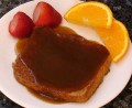 Toast végétalien avec une sauce au caramel et des fruits (en français)