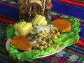 Haitianische Kürbis-Freiheitssuppe (Soup Joumou) und würzige heiße Schokolade (Kreolisch)