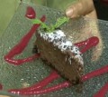 Coulis de framboesa e fakiatto de caramelo com o Chef AJ, especialista em doces crudivoristas