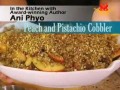 Dans la cuisine avec l’auteur primée Ani Phyo, pour un dessert ‘cobbler’ à la pêche et aux pistaches