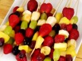 Matlagning med barn: Roliga fruktpinnar med smaskigt vegan dipp (på engelska)